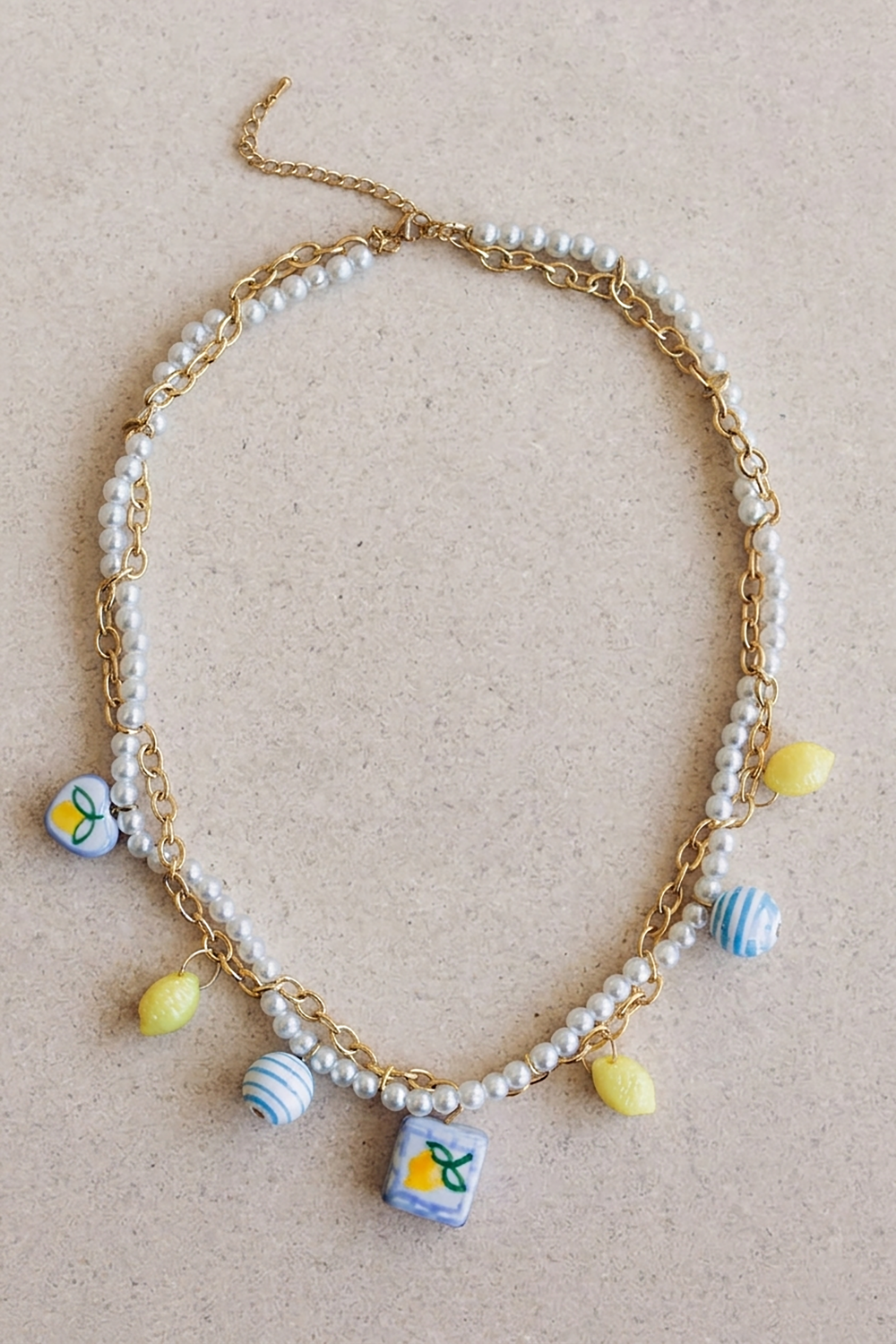 Schema Collana con limoni in acciaio inossidabile, perle finte madreperla e perle in ceramica Schema Collana con limoni in acciaio inossidabile, perle finte madreperla e perle in ceramica