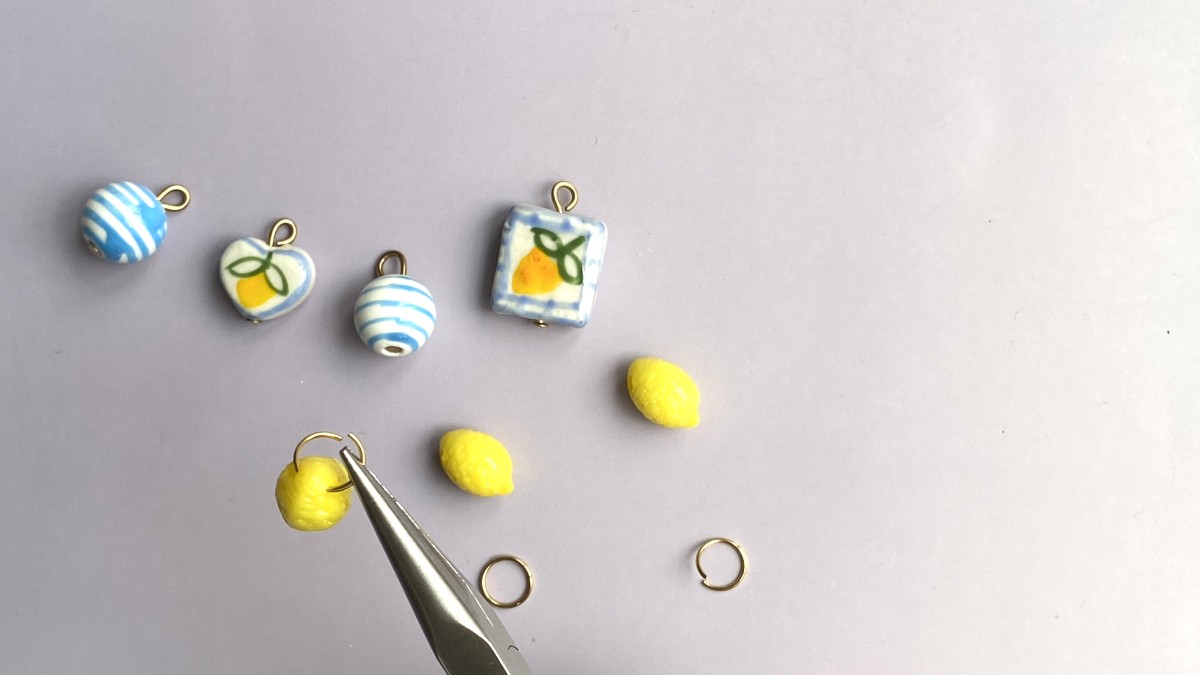 Collana con limoni in acciaio inossidabile, perle finte madreperla e perle in ceramica : Tappa 18 Collana con limoni in acciaio inossidabile, perle finte madreperla e perle in ceramica : Tappa 18