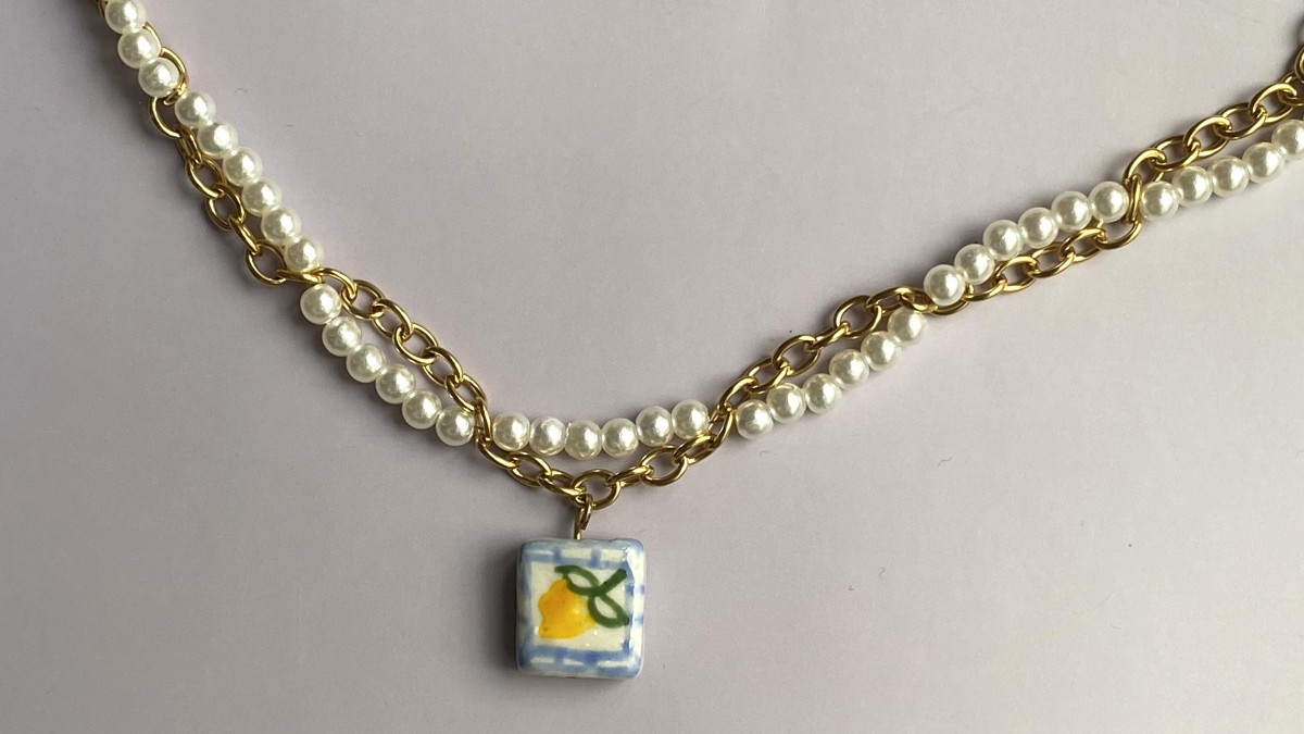 Collana con limoni in acciaio inossidabile, perle finte madreperla e perle in ceramica : Tappa 19 Collana con limoni in acciaio inossidabile, perle finte madreperla e perle in ceramica : Tappa 19