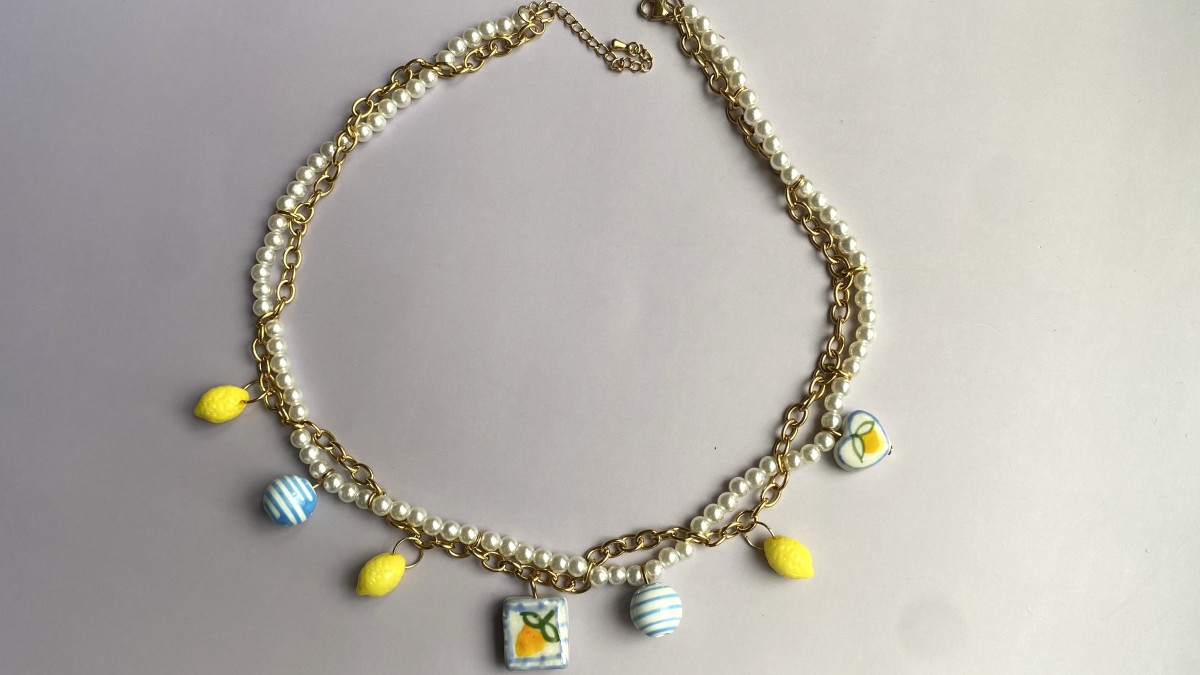Collana con limoni in acciaio inossidabile, perle finte madreperla e perle in ceramica : Tappa 20 Collana con limoni in acciaio inossidabile, perle finte madreperla e perle in ceramica : Tappa 20