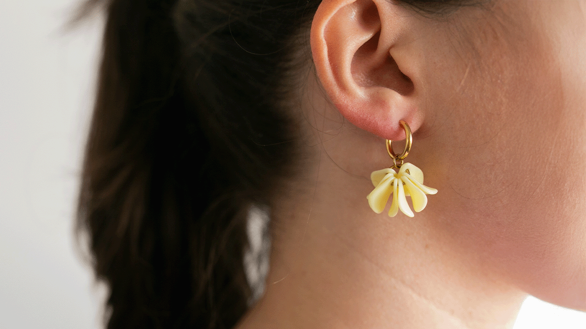 Orecchini a cerchio e mini petali