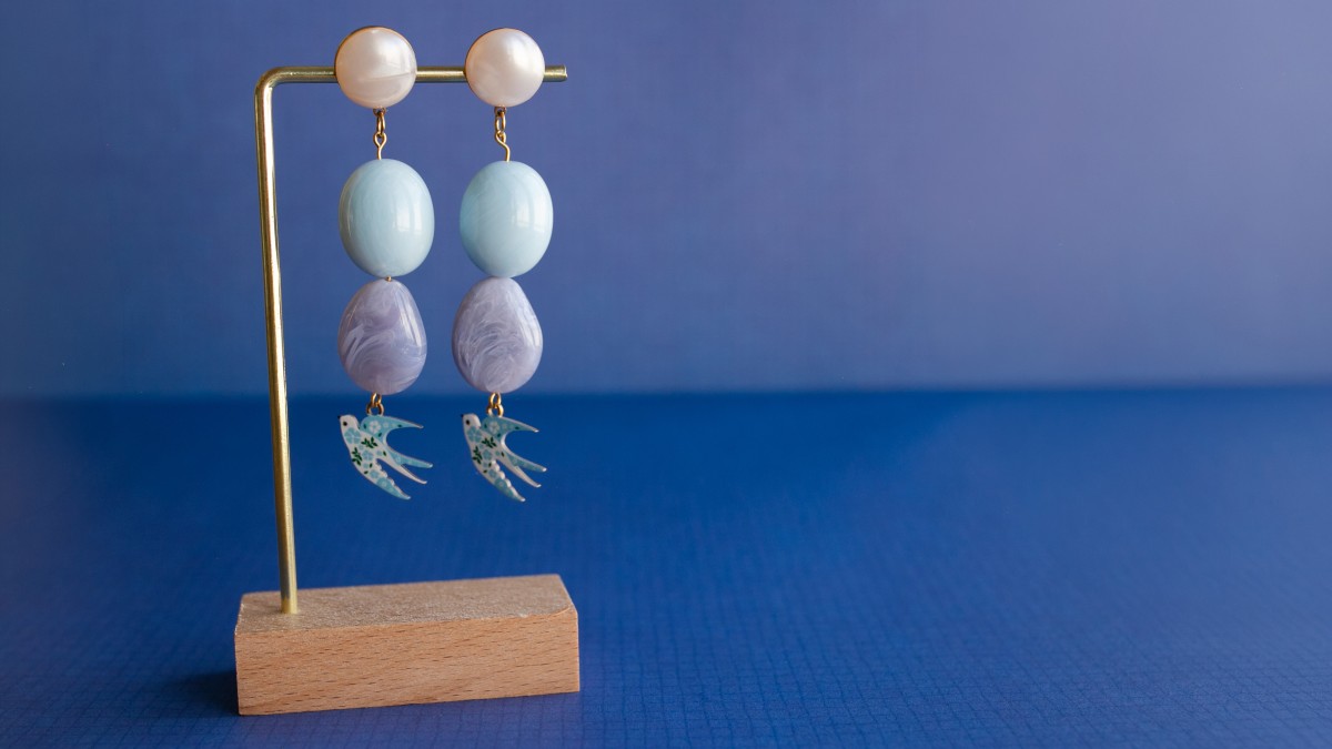 Schema Tutorial fai da te: 3 modelli di orecchini con perle e cabochon in resina