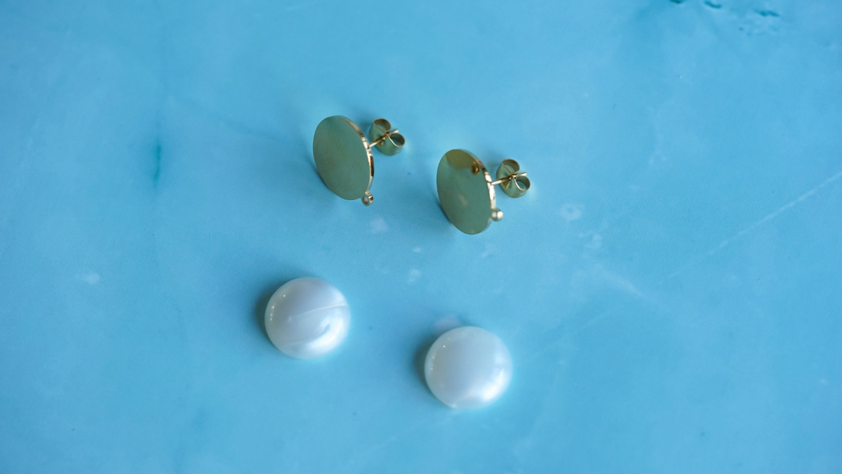 Tutorial fai da te: 3 modelli di orecchini con perle e cabochon in resina : Tappa 1