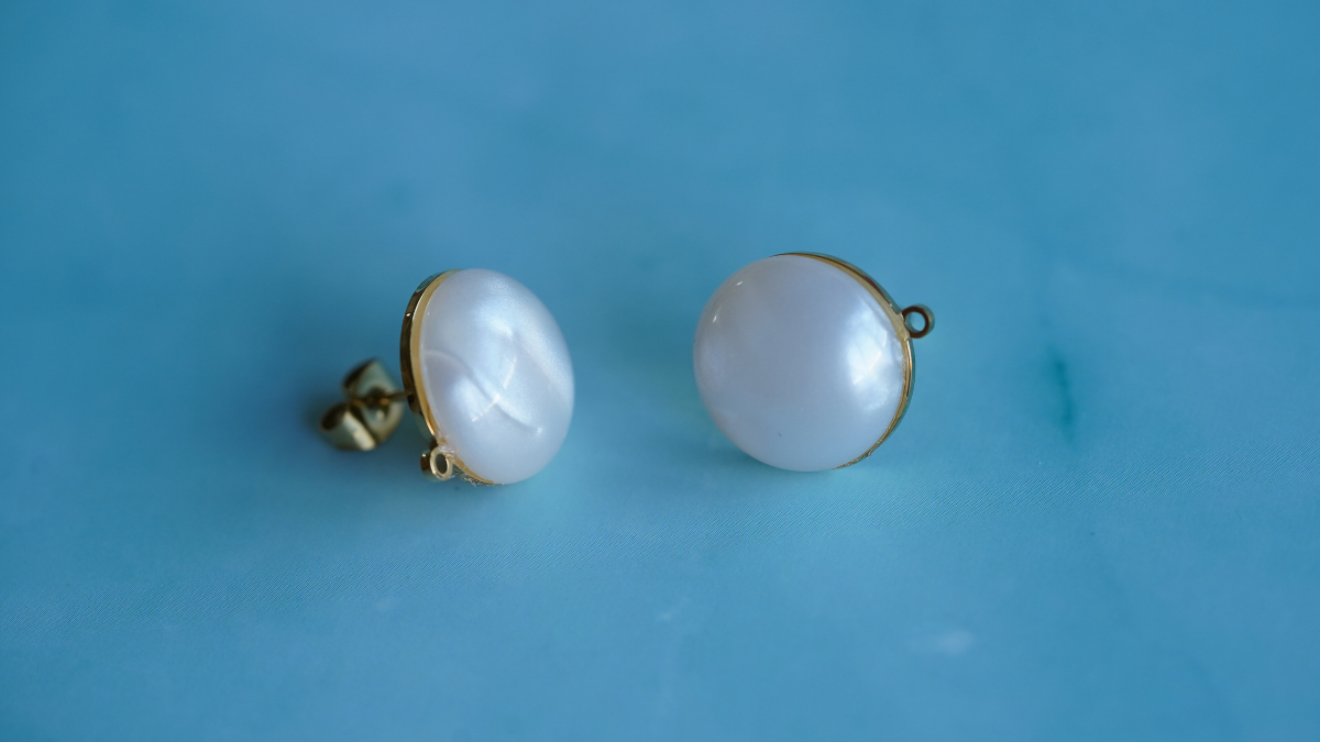 Tutorial fai da te: 3 modelli di orecchini con perle e cabochon in resina : Tappa 2
