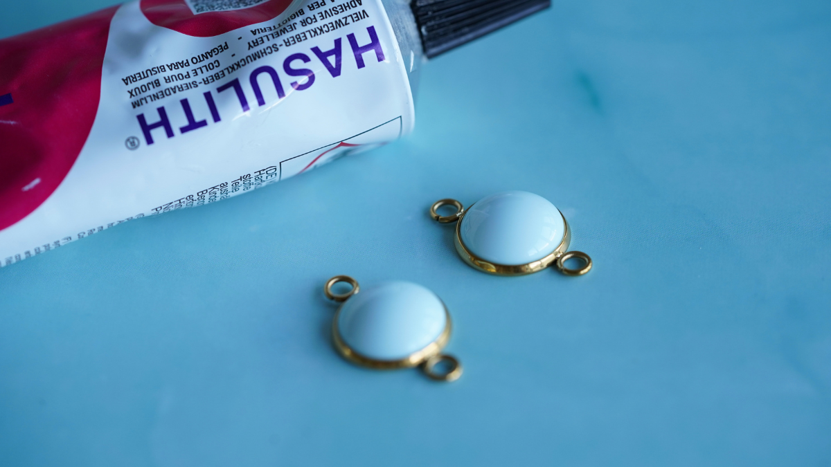 Tutorial fai da te: 3 modelli di orecchini con perle e cabochon in resina : Tappa 3