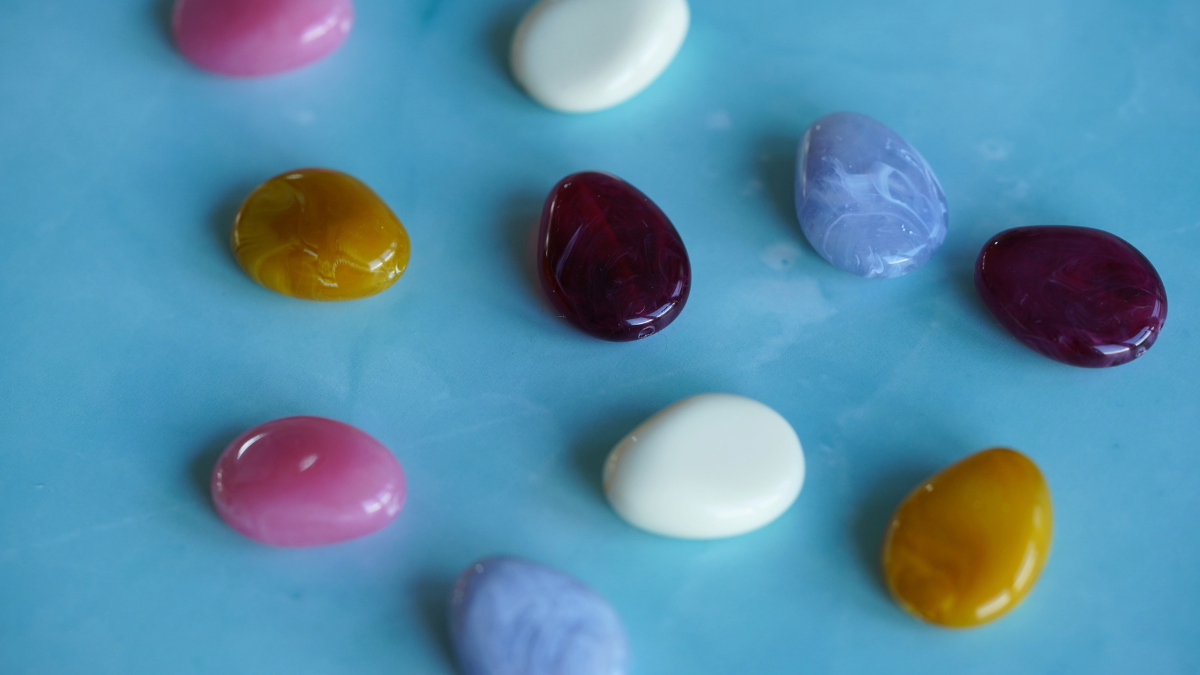 Tutorial fai da te: 3 modelli di orecchini con perle e cabochon in resina : Tappa 4