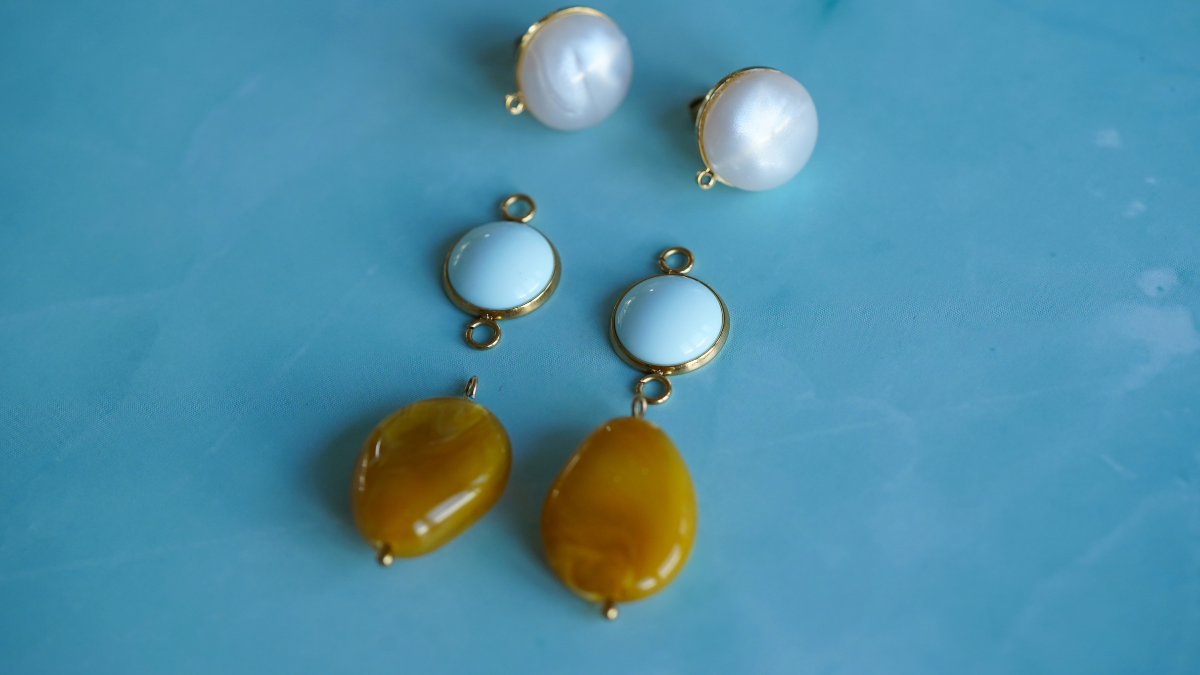 Tutorial fai da te: 3 modelli di orecchini con perle e cabochon in resina : Tappa 5