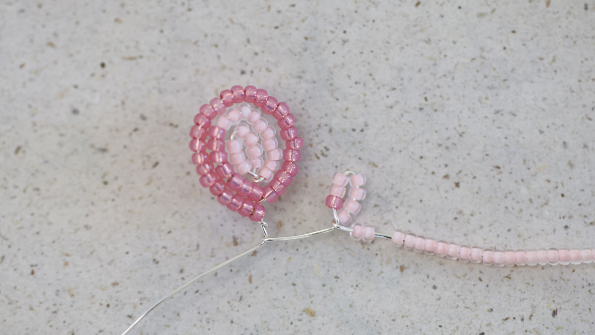 Fiore realizzato con perle Miyuki - Ortensia : Tappa 5