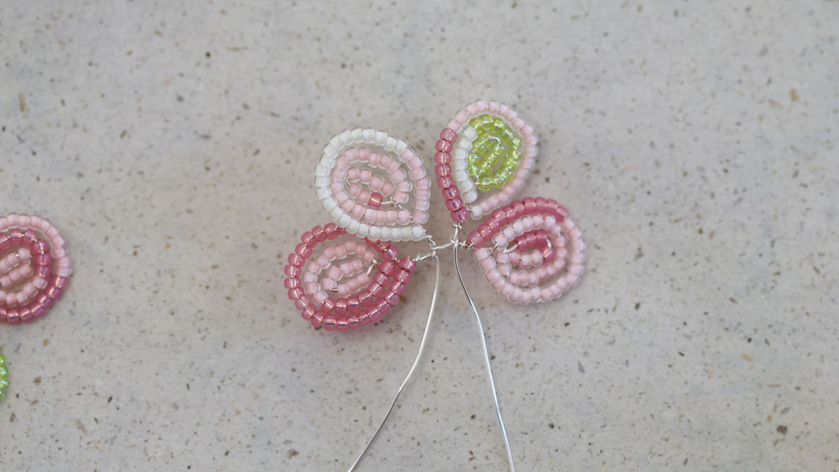 Fiori di ortensia in perle : Tappa 6