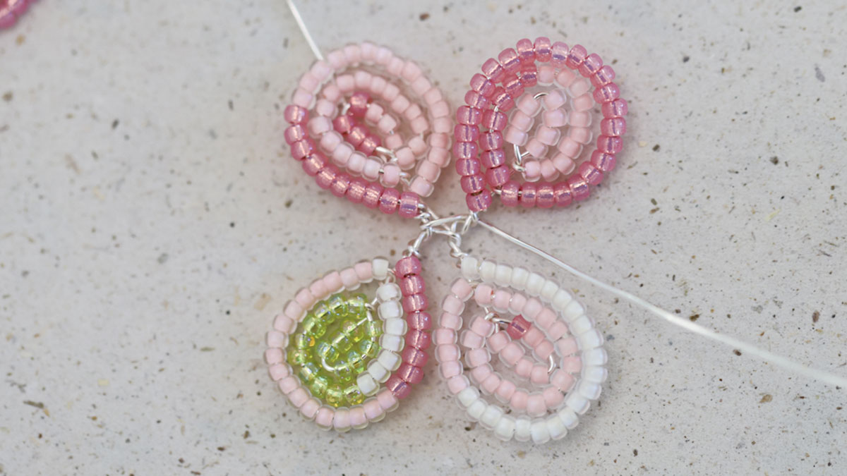 Fiori di ortensia in perle : Tappa 7