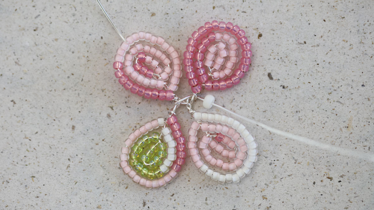Fiori di ortensia in perle : Tappa 8