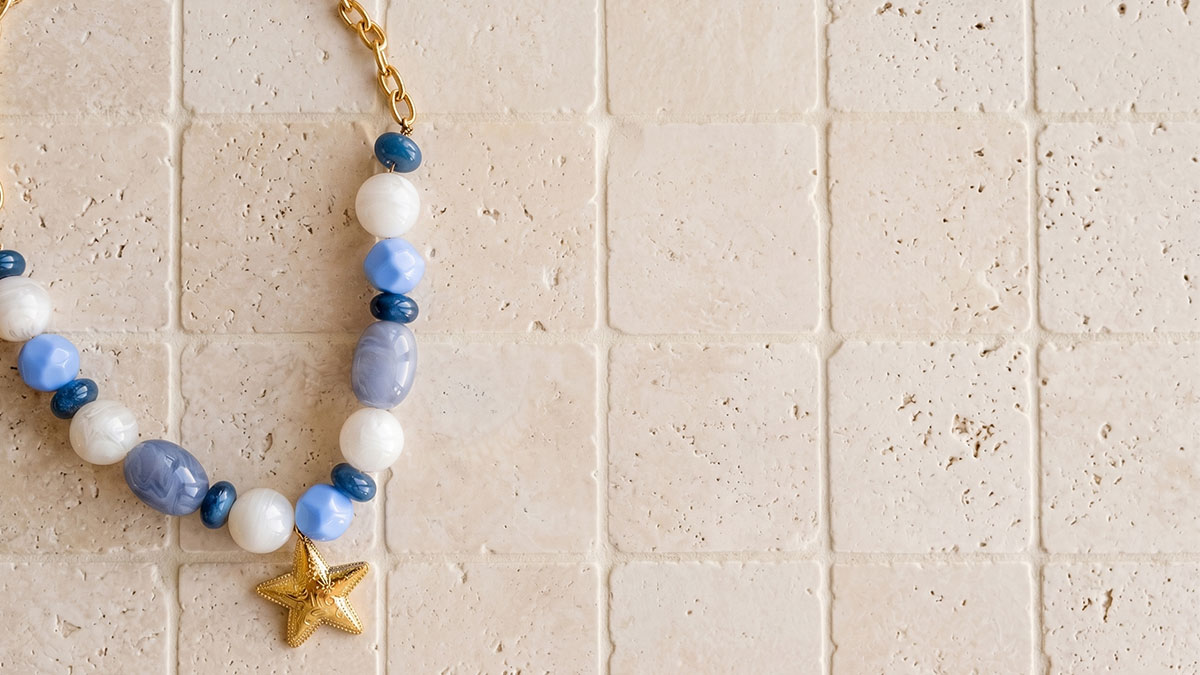 Schema Collana di perle in resina con pendente dorato