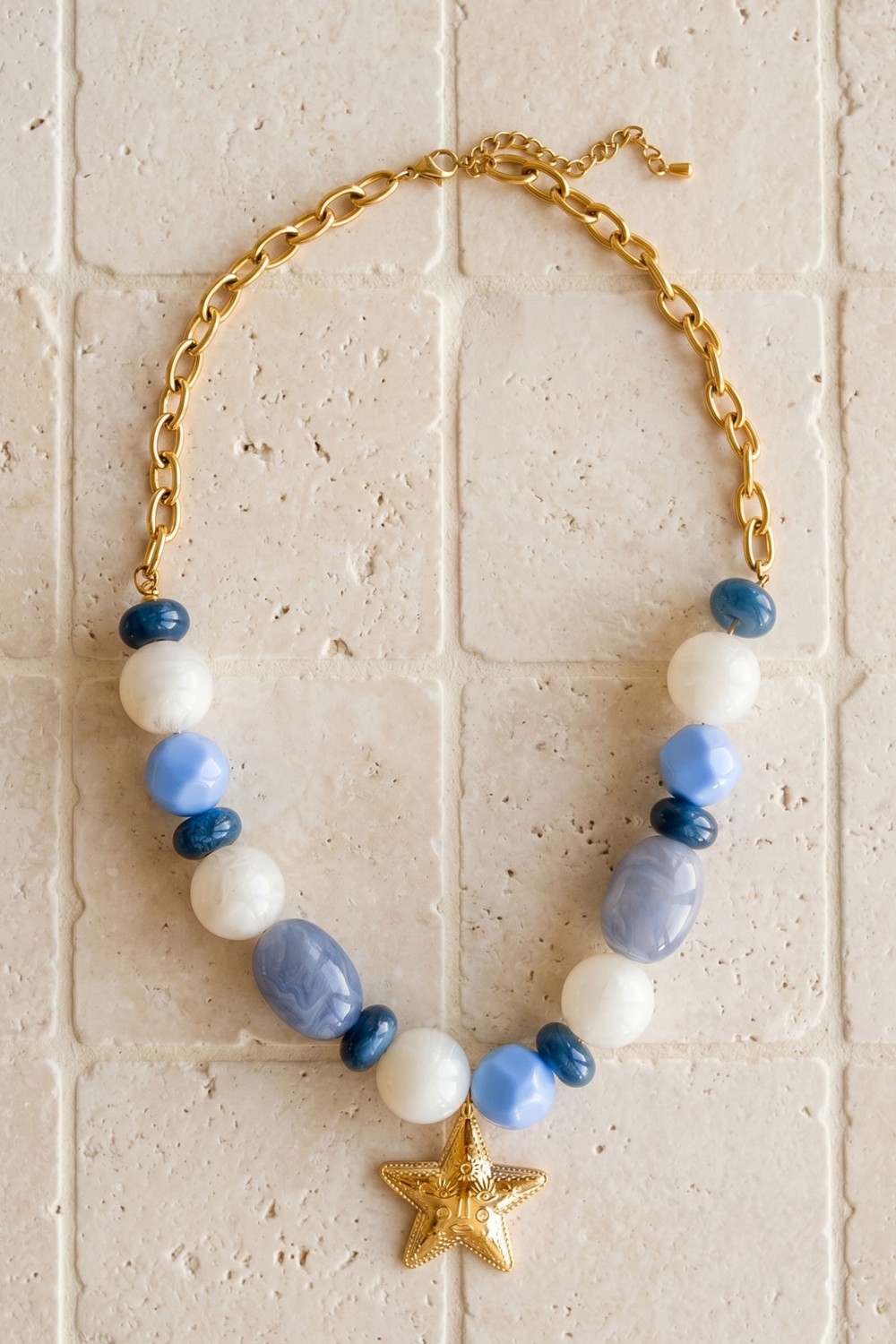 Schema Collana di perle in resina con pendente dorato