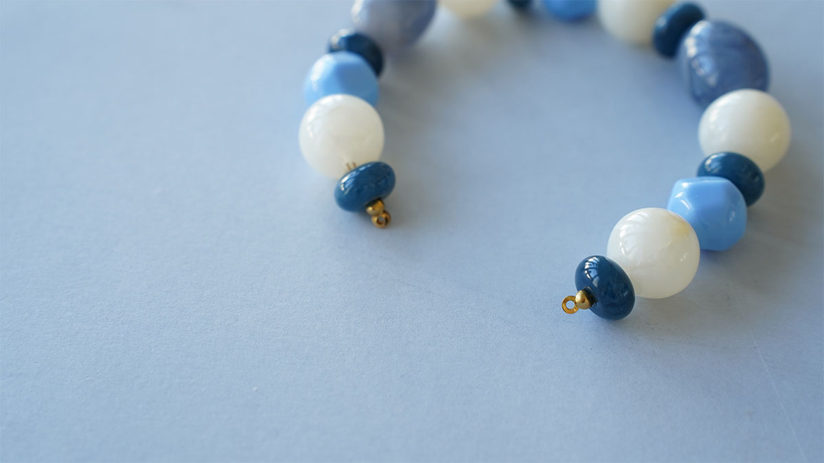 Collana di perle in resina con pendente dorato : Tappa 3