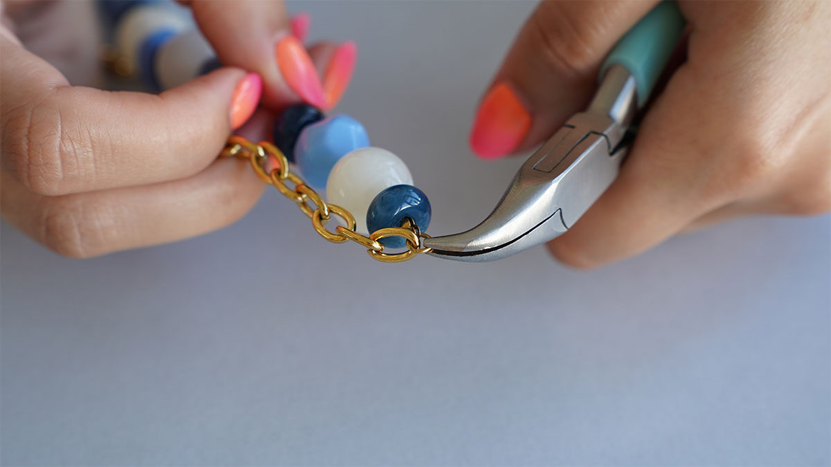 Collana di perle in resina con pendente dorato : Tappa 4