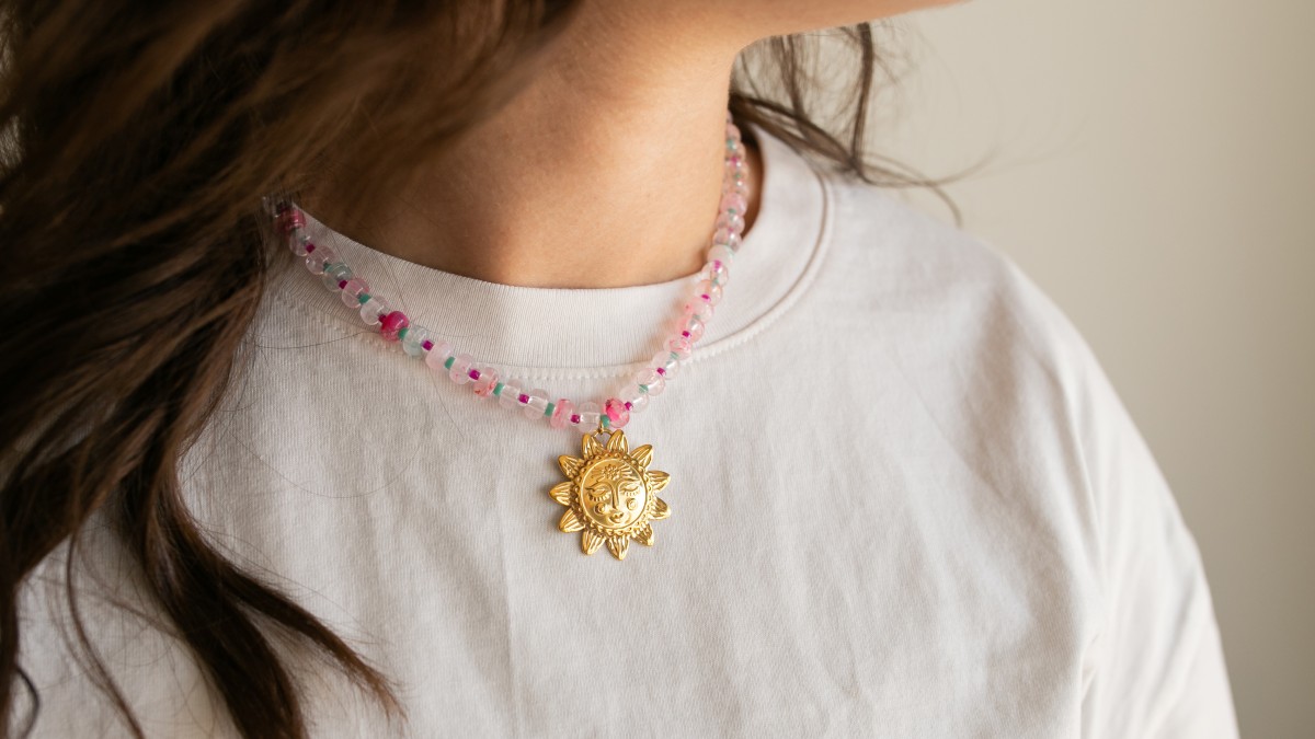Schema Collana con perline a disco in resina e pendente a forma di sole