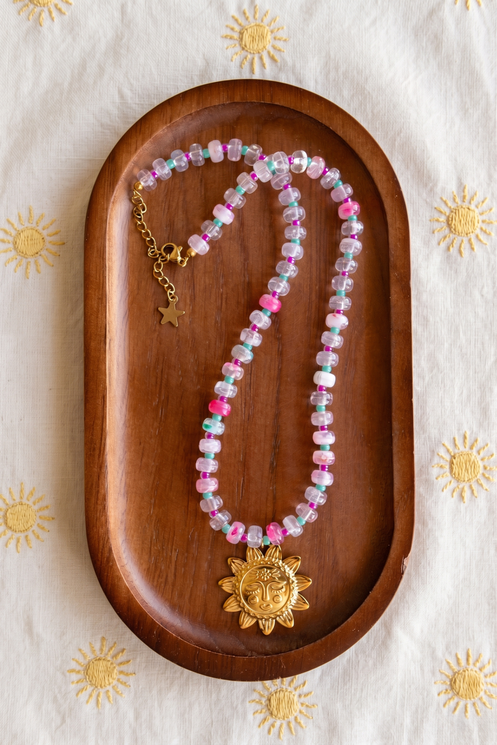 Schema Collana con perline a disco in resina e pendente a forma di sole