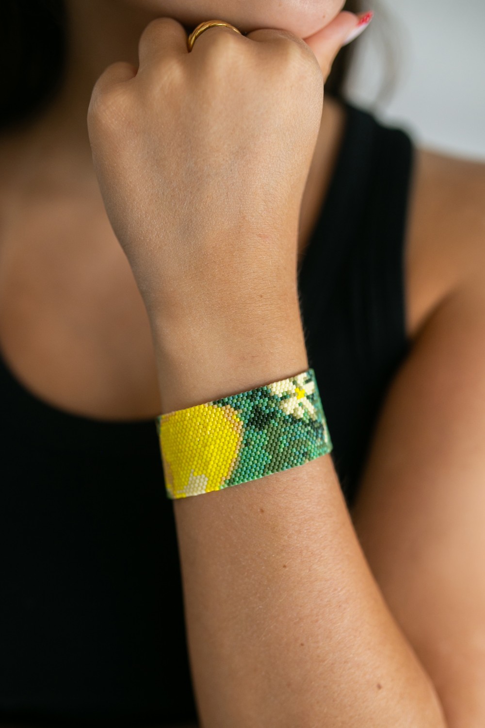 Bracciale con motivo a limoni in intreccio di perle con Starter Strip