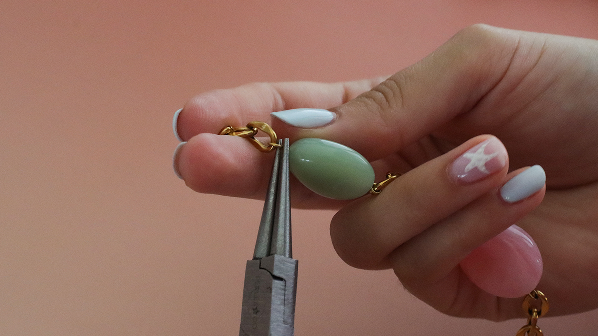 Tutorial per realizzare un braccialetto con perline in resina e catena dorata : Tappa 2 Tutorial per realizzare un braccialetto con perline in resina e catena dorata : Tappa 2