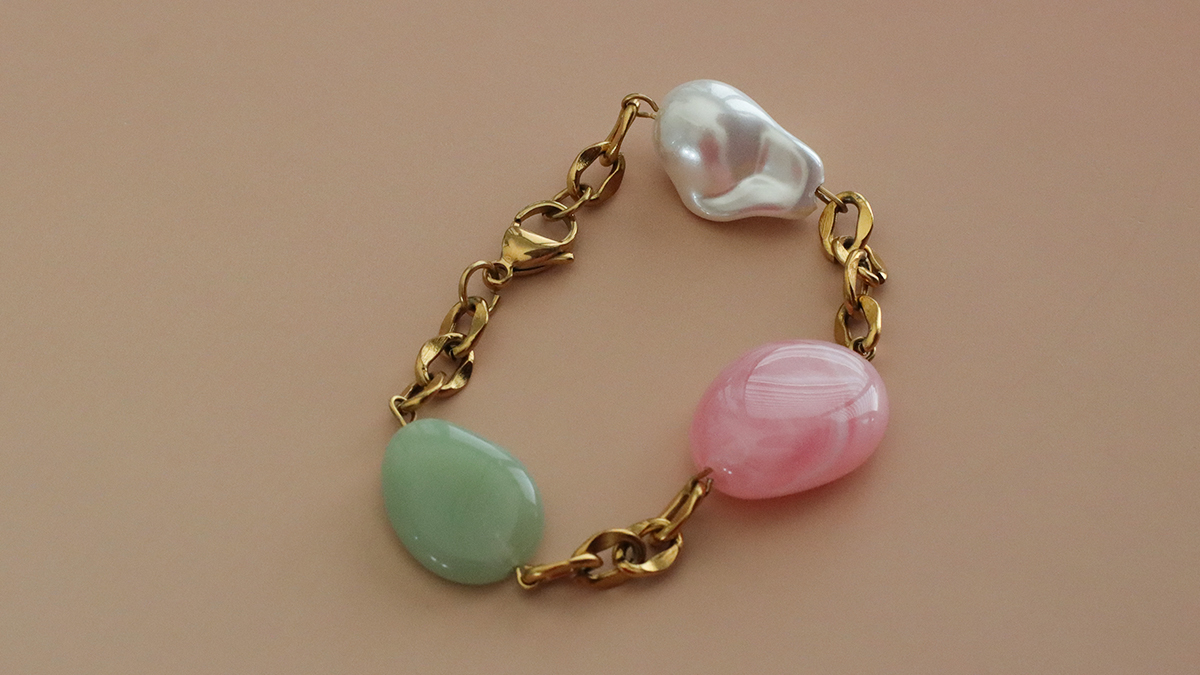 Tutorial per realizzare un braccialetto con perline in resina e catena dorata : Tappa 3 Tutorial per realizzare un braccialetto con perline in resina e catena dorata : Tappa 3