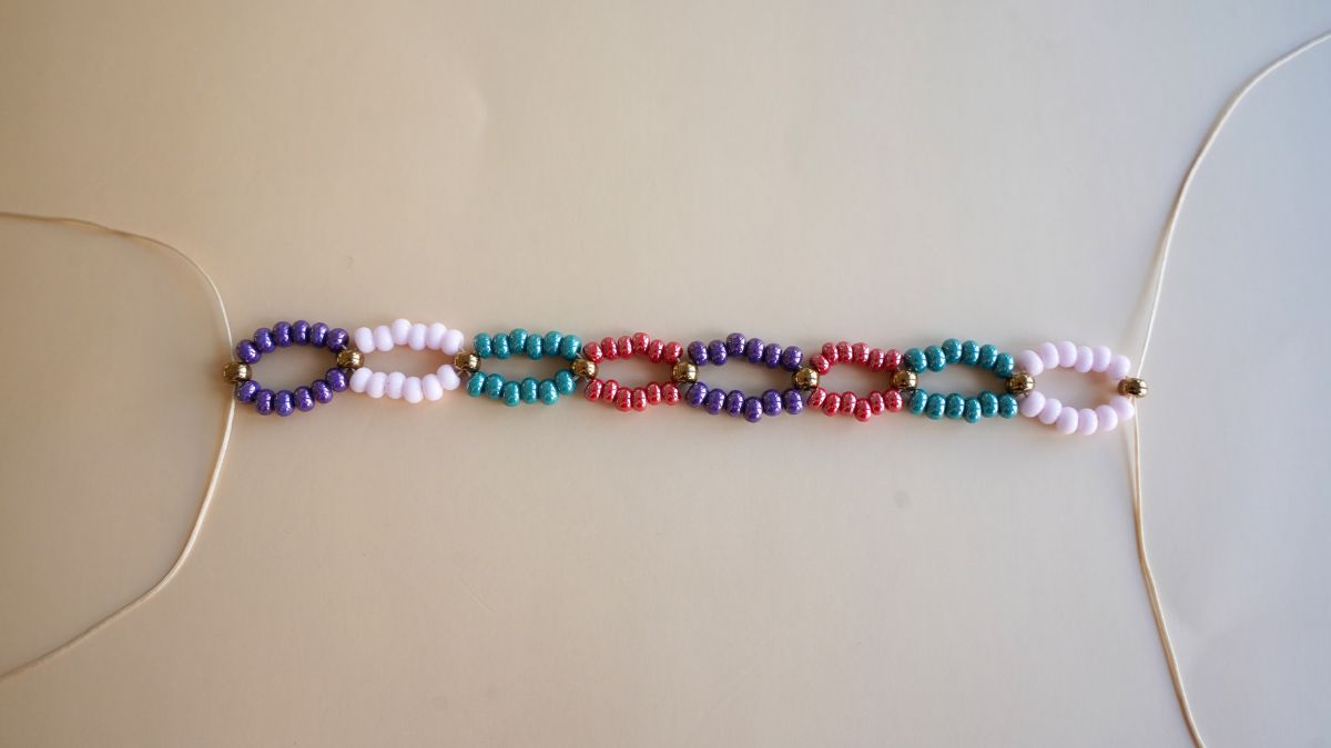 Braccialetto colorato a maglie con perle 6/0 e 5/0 : Tappa 5 Braccialetto colorato a maglie con perle 6/0 e 5/0 : Tappa 5