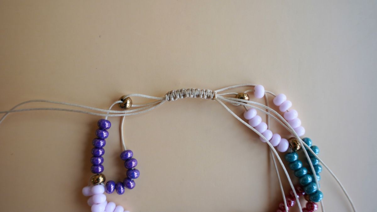 Braccialetto colorato a maglie con perle 6/0 e 5/0 : Tappa 7 Braccialetto colorato a maglie con perle 6/0 e 5/0 : Tappa 7