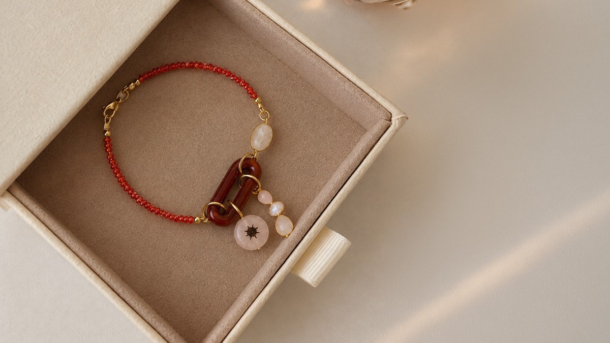 Bracciale in imitazione di corniola con maglie in diaspro e ciondoli Bracciale in imitazione di corniola con maglie in diaspro e ciondoli