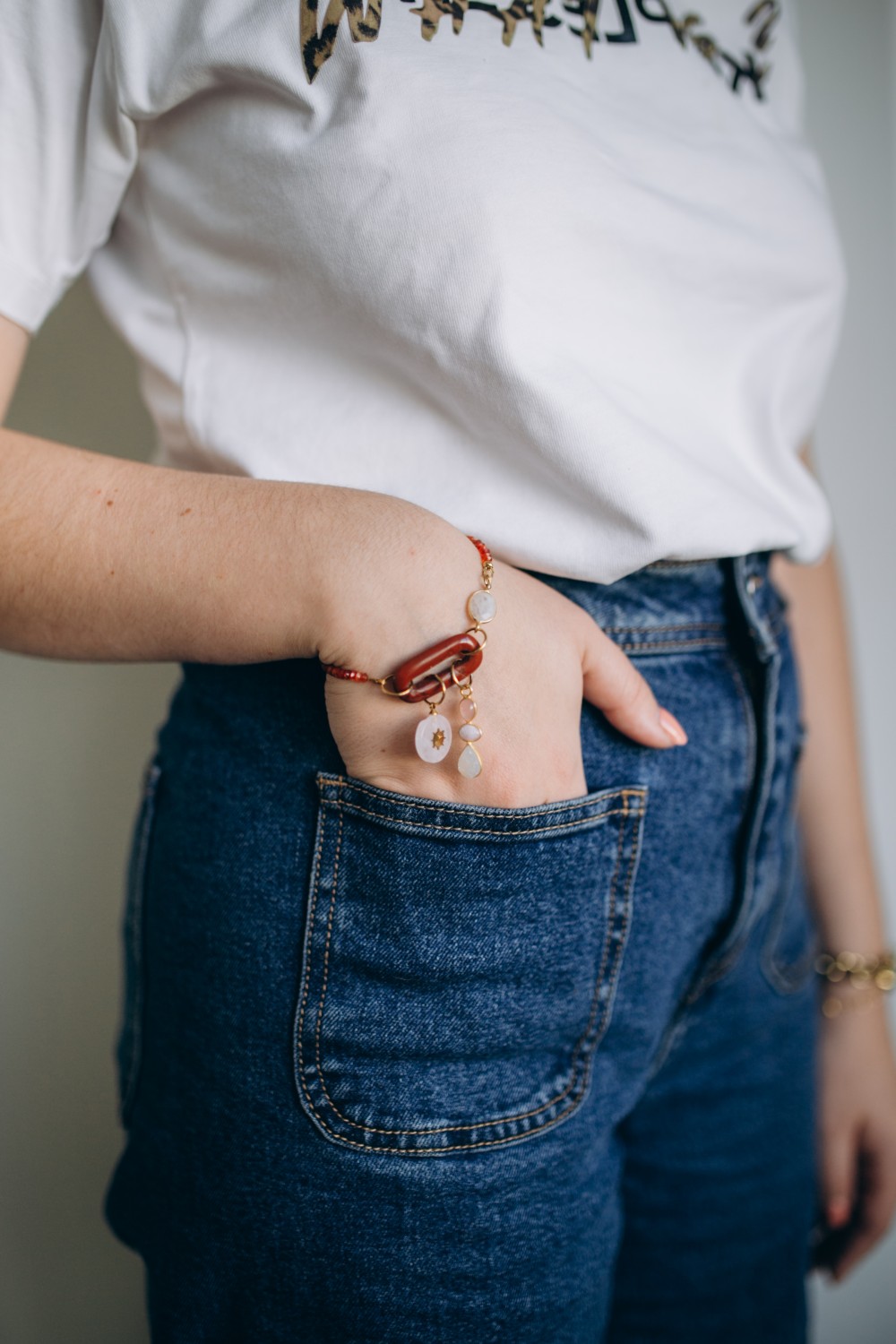 Bracciale in imitazione di corniola con maglie in diaspro e ciondoli