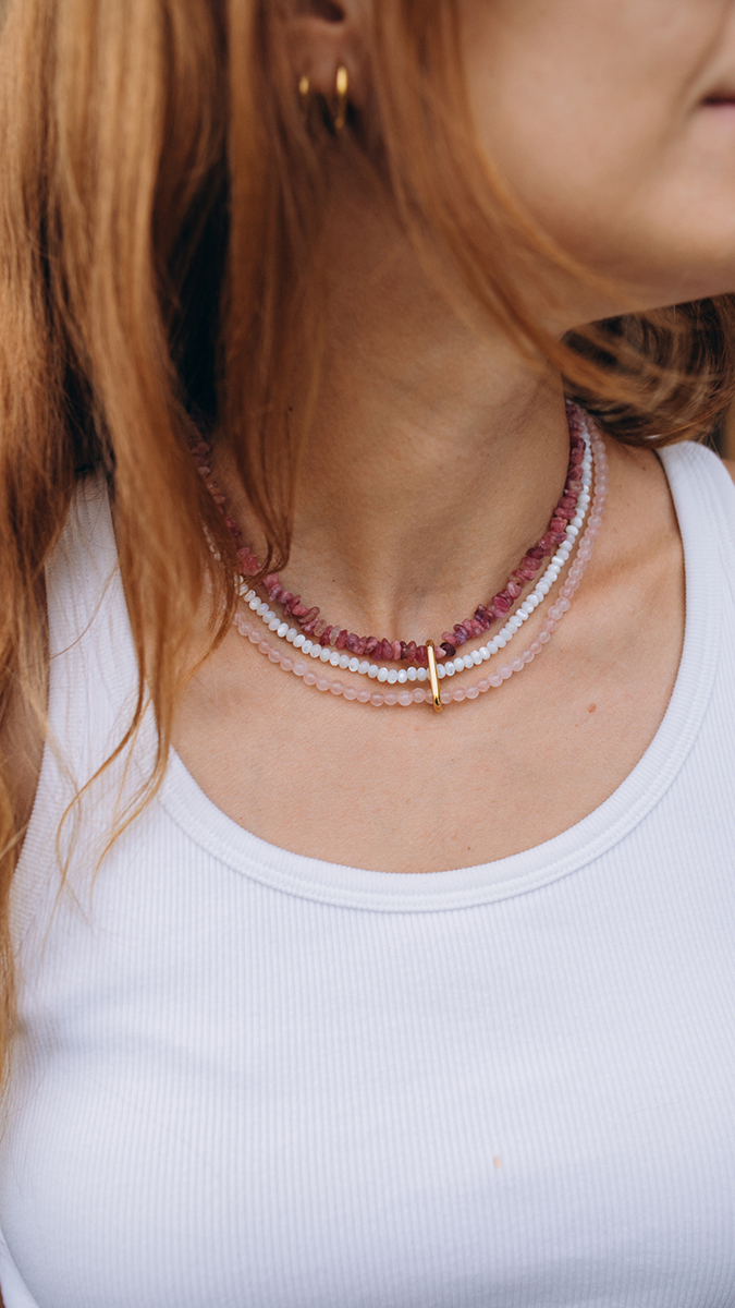 Collana a più fili con pietre semipreziosi e perle di madreperla