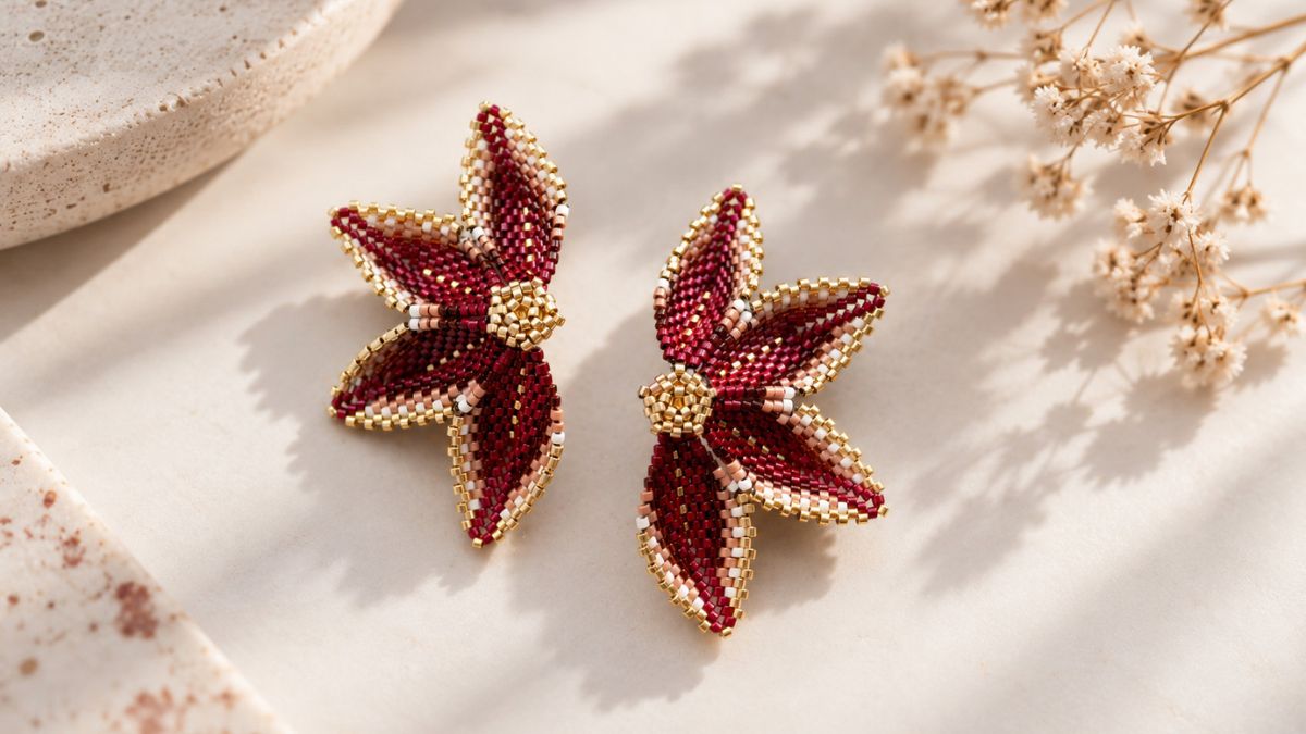 Orecchini a forma di fiore realizzati con perline Miyuki intrecciate