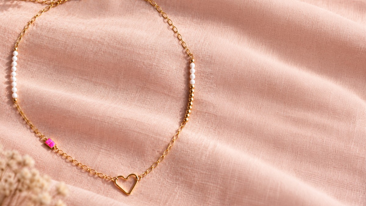 Schema Collana in Gold filled con catena, perle perlacee e ciondolo a forma di cuore Schema Collana in Gold filled con catena, perle perlacee e ciondolo a forma di cuore