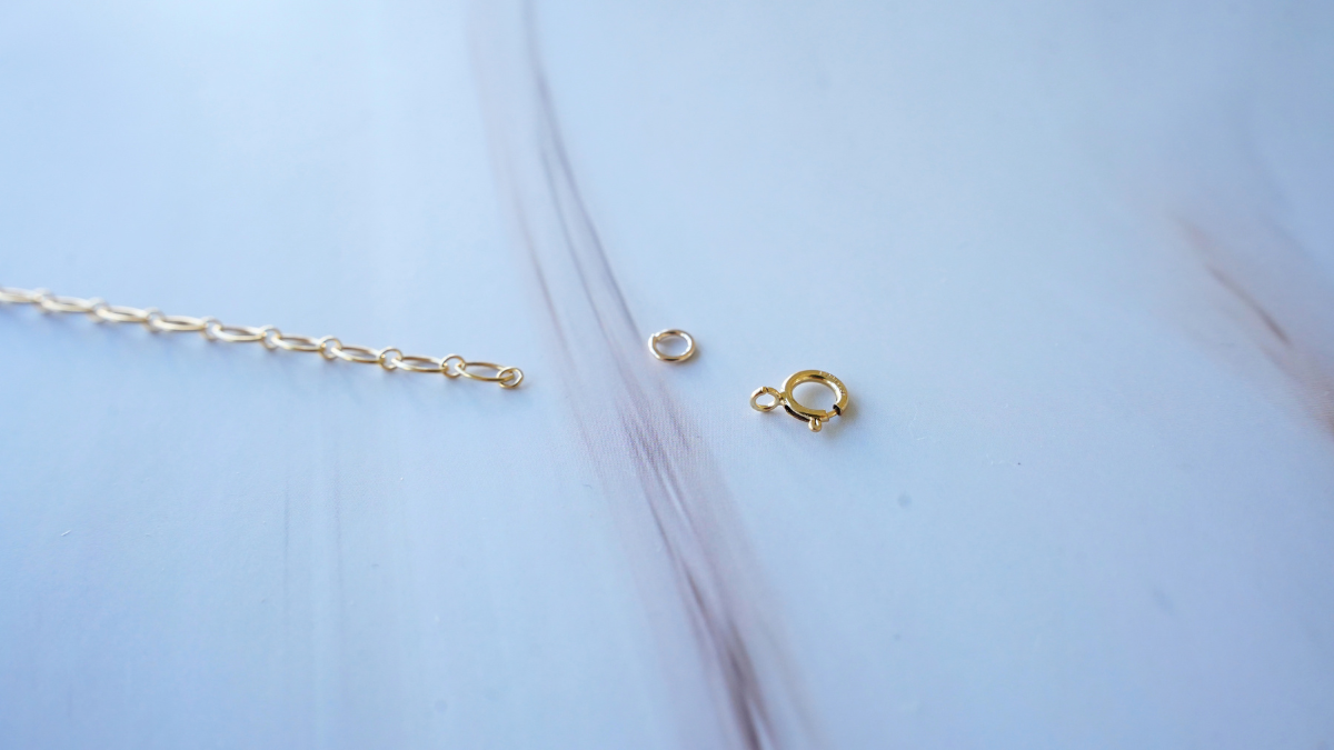 Collana in Gold filled con catena, perle perlacee e ciondolo a forma di cuore : Tappa 2 Collana in Gold filled con catena, perle perlacee e ciondolo a forma di cuore : Tappa 2