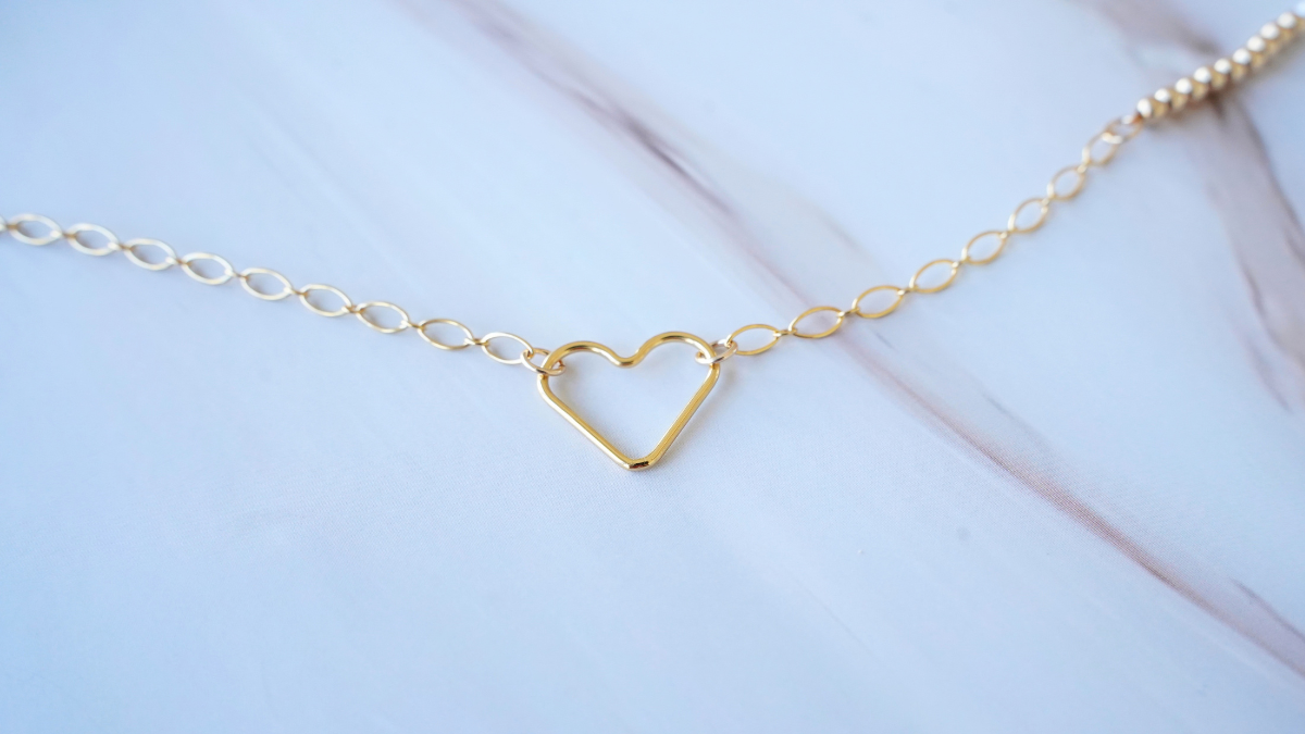 Collana in Gold filled con catena, perle perlacee e ciondolo a forma di cuore : Tappa 6 Collana in Gold filled con catena, perle perlacee e ciondolo a forma di cuore : Tappa 6