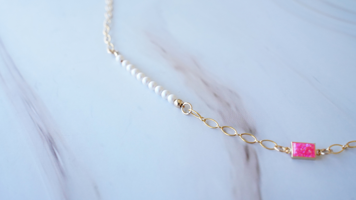Collana in Gold filled con catena, perle perlacee e ciondolo a forma di cuore : Tappa 8 Collana in Gold filled con catena, perle perlacee e ciondolo a forma di cuore : Tappa 8