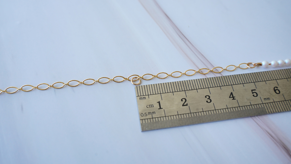 Collana in Gold filled con catena, perle perlacee e ciondolo a forma di cuore : Tappa 9 Collana in Gold filled con catena, perle perlacee e ciondolo a forma di cuore : Tappa 9