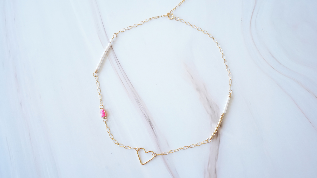 Collana in Gold filled con catena, perle perlacee e ciondolo a forma di cuore : Tappa 10 Collana in Gold filled con catena, perle perlacee e ciondolo a forma di cuore : Tappa 10