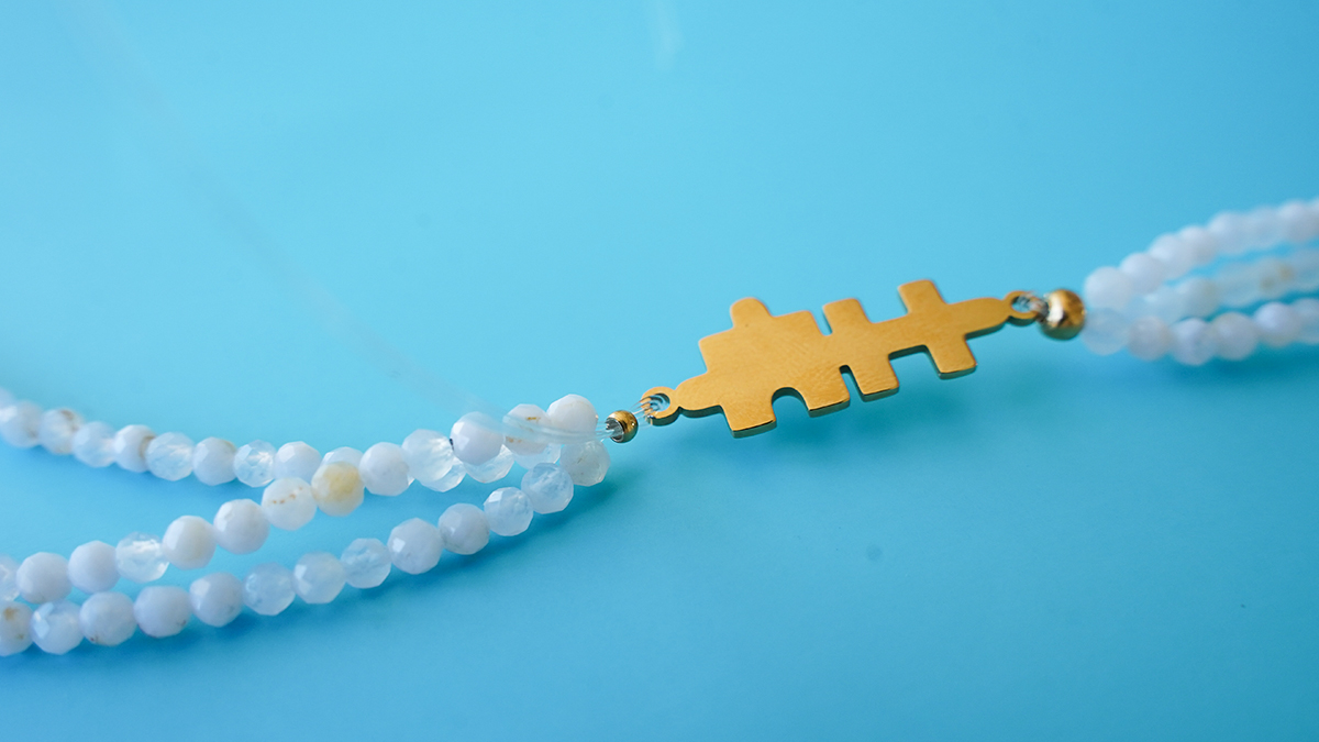 Collana a tre fili in agata blu : Tappa 5 Collana a tre fili in agata blu : Tappa 5