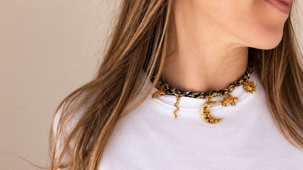 Collana a bandana nera con pendenti dorati