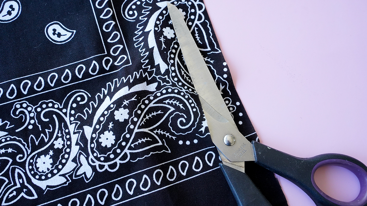 Collana a bandana nera con pendenti dorati : Tappa 1 Collana a bandana nera con pendenti dorati : Tappa 1