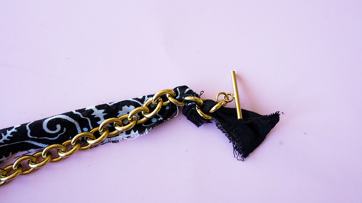 Collana a bandana nera con pendenti dorati : Tappa 2 Collana a bandana nera con pendenti dorati : Tappa 2