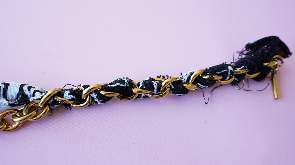 Collana a bandana nera con pendenti dorati : Tappa 3 Collana a bandana nera con pendenti dorati : Tappa 3