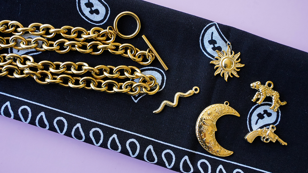 Collana a bandana nera con pendenti dorati : Tappa 5 Collana a bandana nera con pendenti dorati : Tappa 5