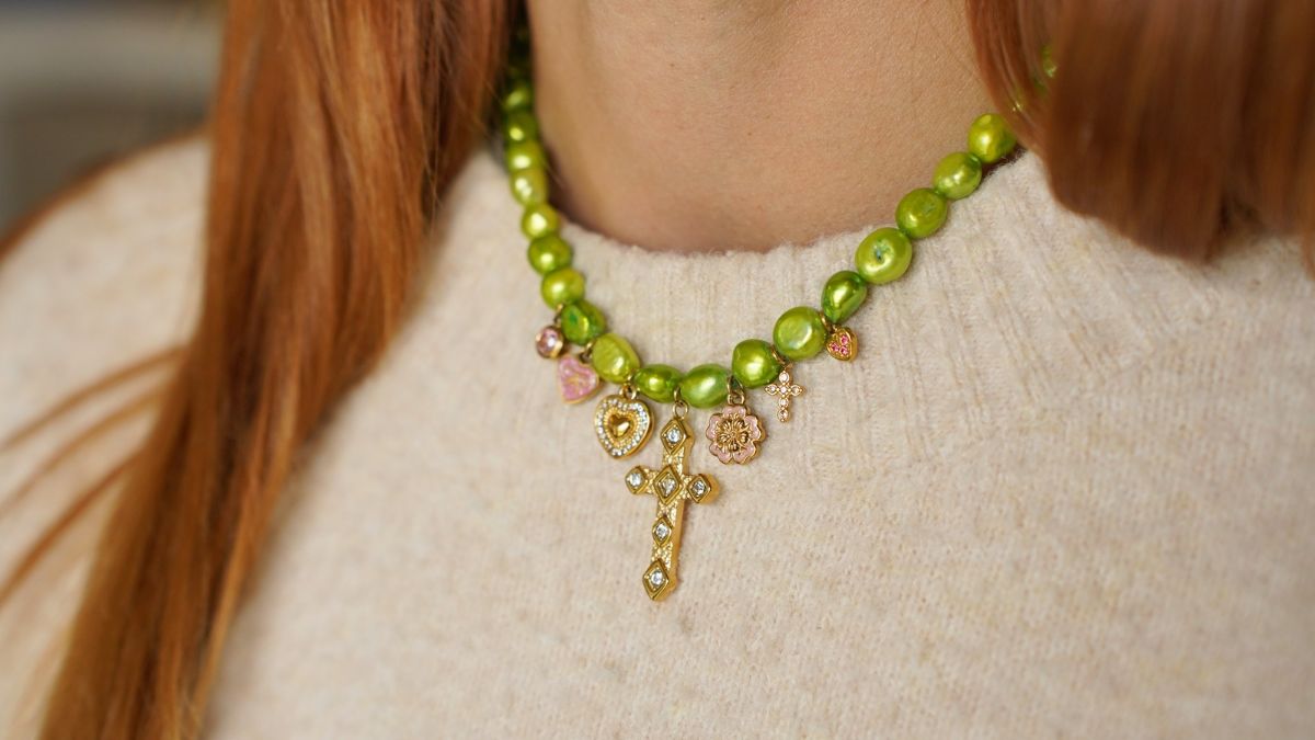 Collana di perle d'acqua dolce color verde anice con ciondoli in acciaio inossidabile dorato e rosa