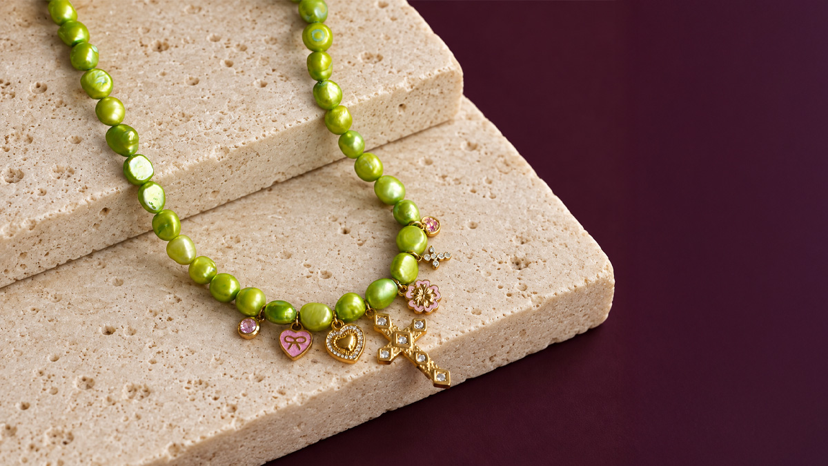 Schema Collana di perle d'acqua dolce color verde anice con ciondoli in acciaio inossidabile dorato e rosa
