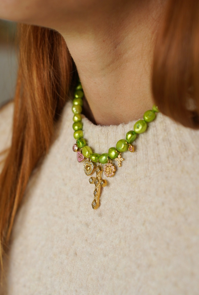 Schema Collana di perle d'acqua dolce color verde anice con ciondoli in acciaio inossidabile dorato e rosa