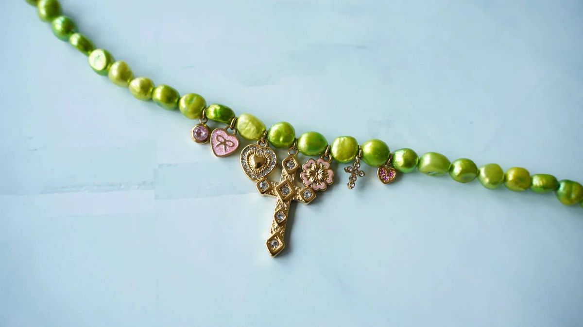 Collana di perle d'acqua dolce color verde anice con ciondoli in acciaio inossidabile dorato e rosa : Tappa 3