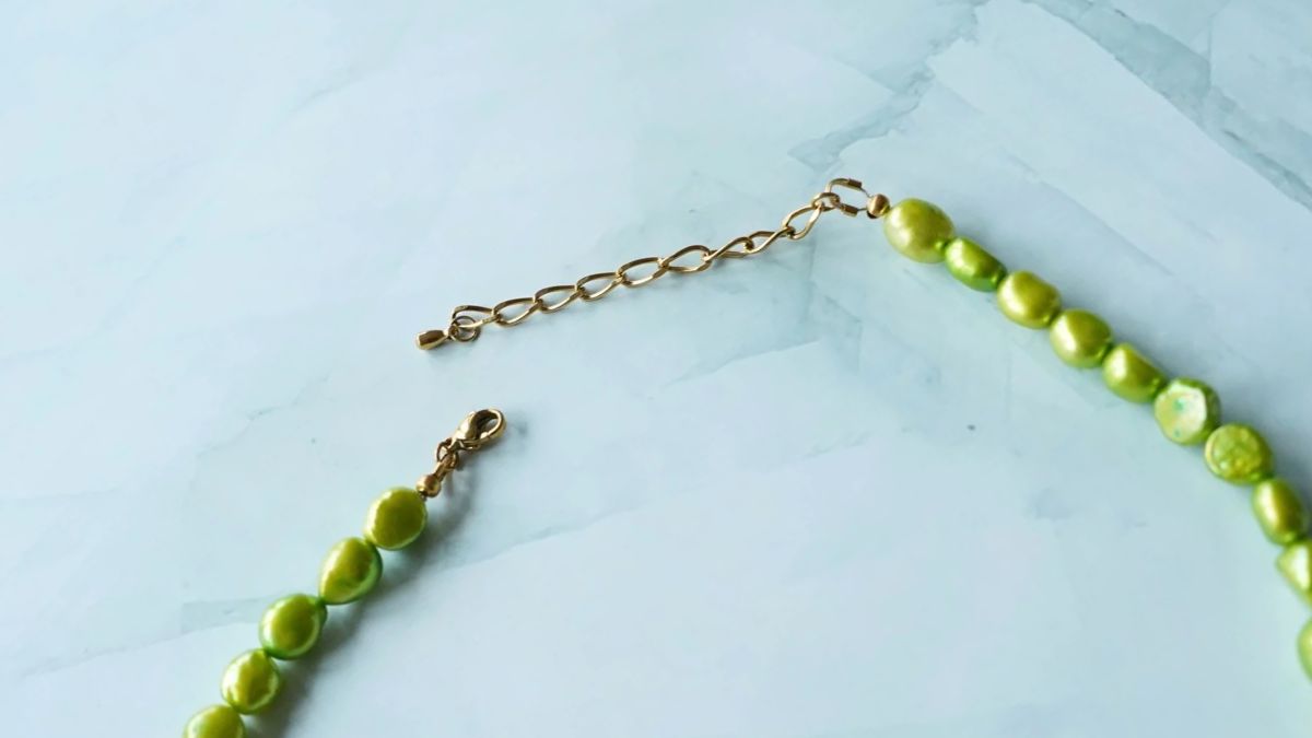 Collana di perle d'acqua dolce color verde anice con ciondoli in acciaio inossidabile dorato e rosa : Tappa 4