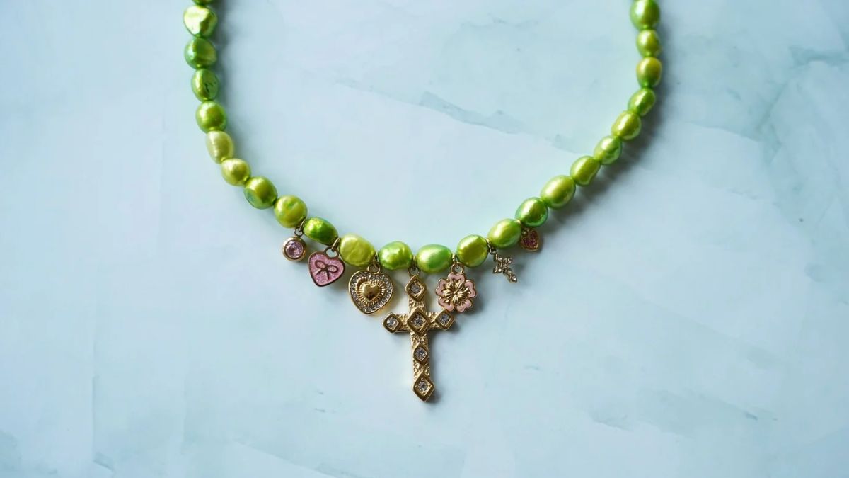 Collana di perle d'acqua dolce color verde anice con ciondoli in acciaio inossidabile dorato e rosa : Tappa 5