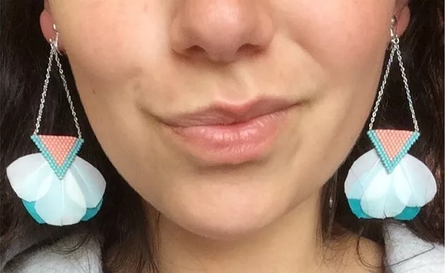 Schema Orecchini tessitura di mattoni triangolo del punto e piume Schema Orecchini tessitura di mattoni triangolo del punto e piume