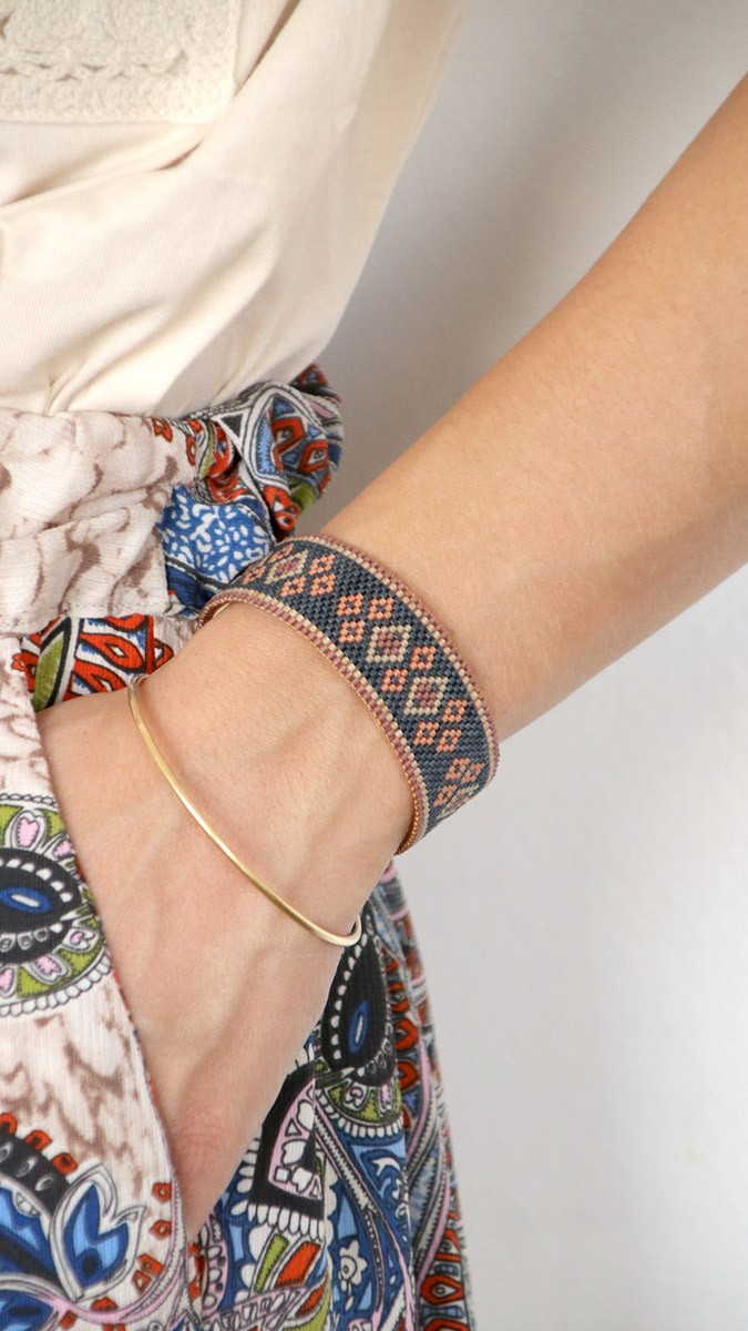 Schema Tessitura Peyote strano sul polsino in pelle Schema Tessitura Peyote strano sul polsino in pelle